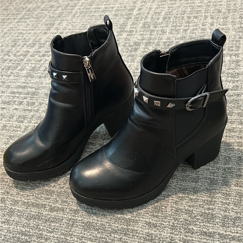 Black heeled boots